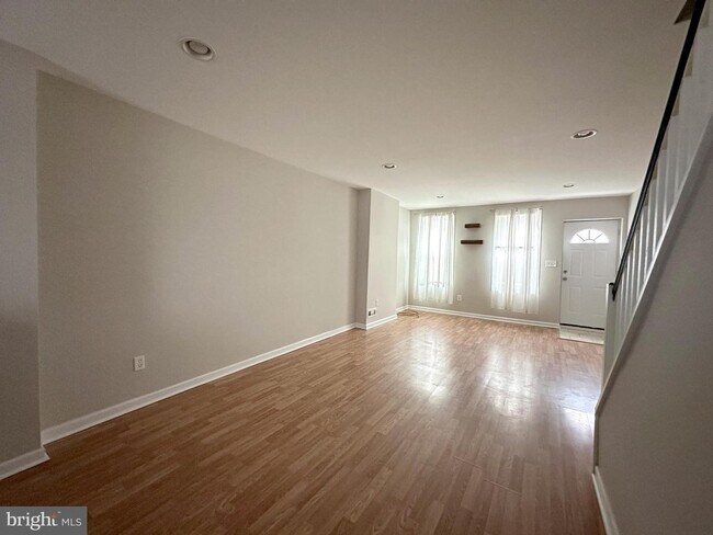 Foto del edificio - 2139 Fernon St
