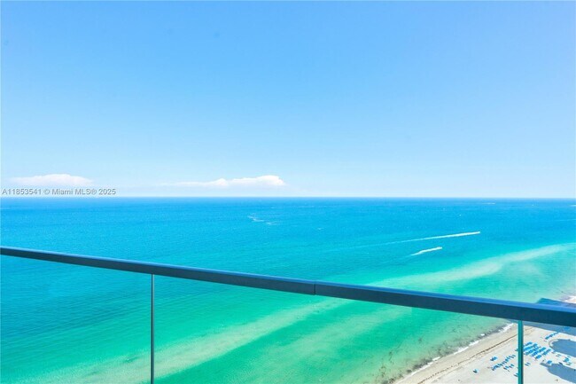 Foto del edificio - 18975 Collins Ave