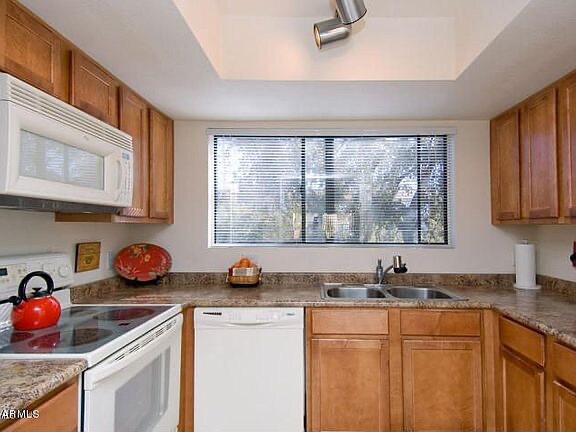 Building Photo - 9990 N Scottsdale Rd