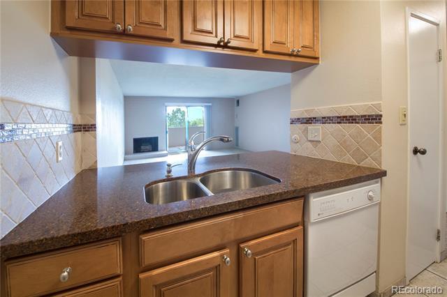 Foto del edificio - 2880 S Locust St