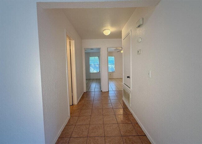 Foto del edificio - 242 Windsor Way