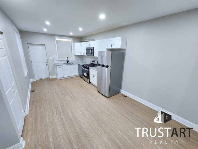 Building Photo - 3 bedroom House with fenced backyard