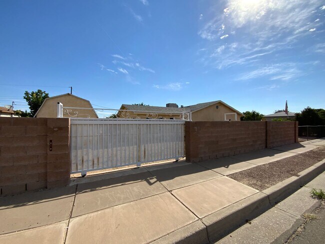 Building Photo - 3 Bedroom Single Story Home Available Near...