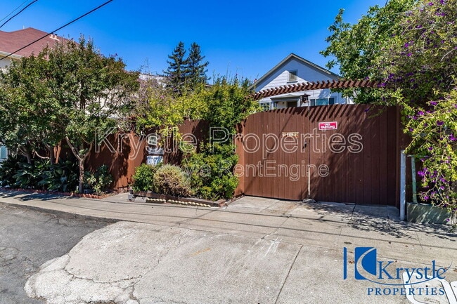 Building Photo - 1324 Wanda St