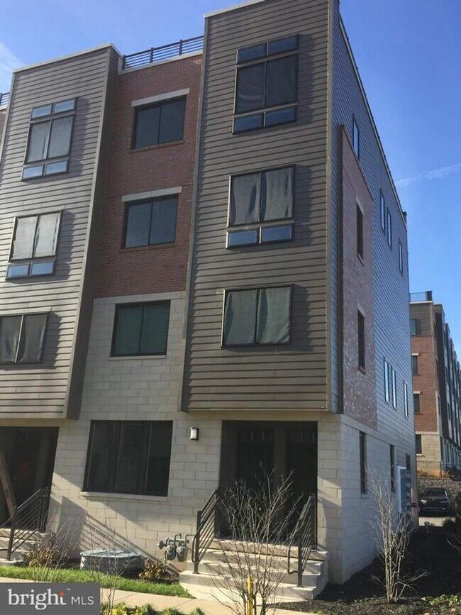 Building Photo - 711 Lakeview Ct