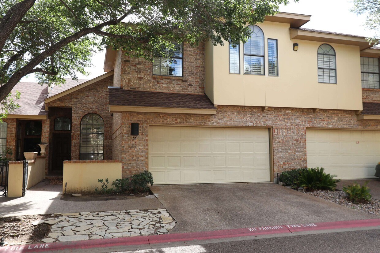 Primary Photo - 109 E Del Mar Blvd