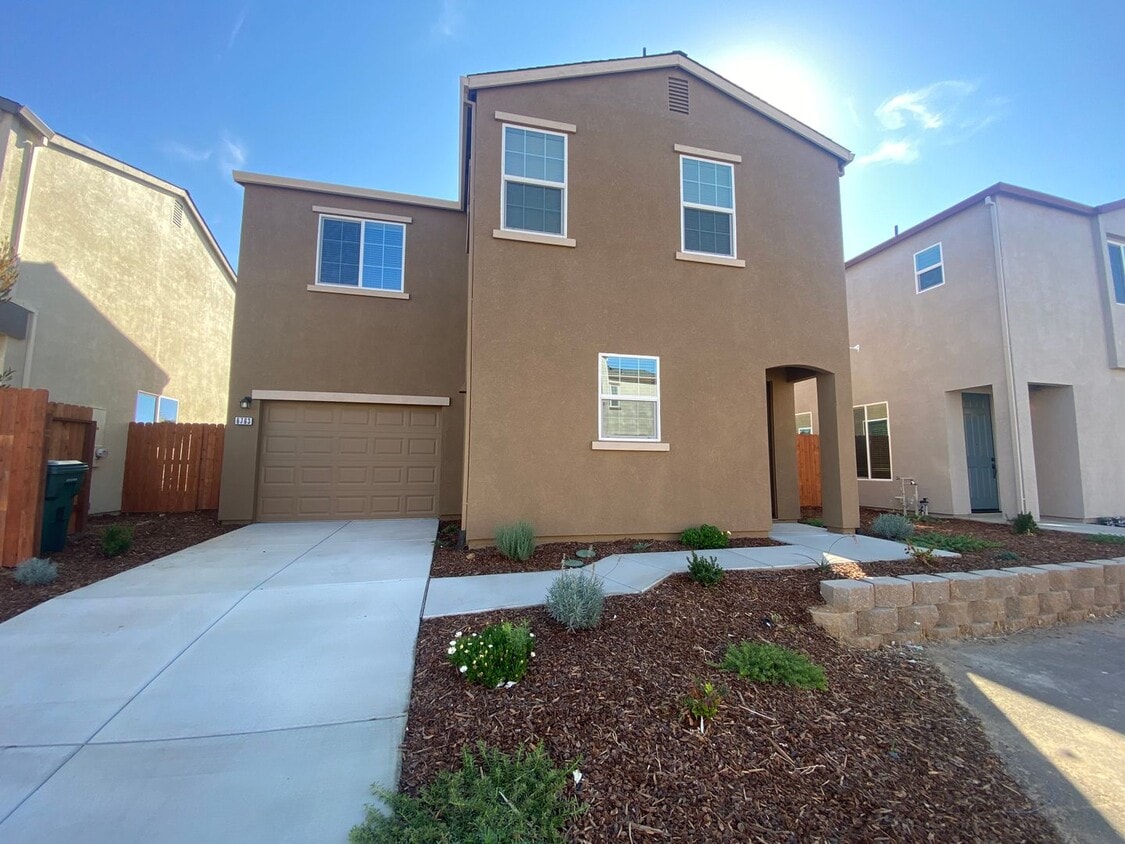 Primary Photo - New Home! 3 bedroom 3 Bathroom Home in a G...