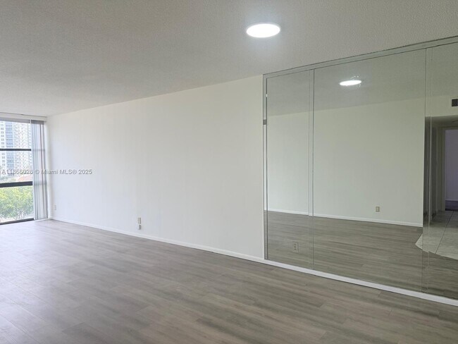 Foto del edificio - 800 Parkview Dr