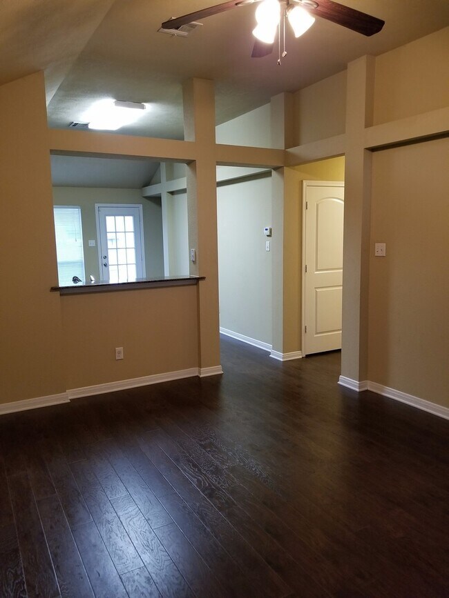 Building Photo - College Station - 3 bedroom / 2 bath / gar...