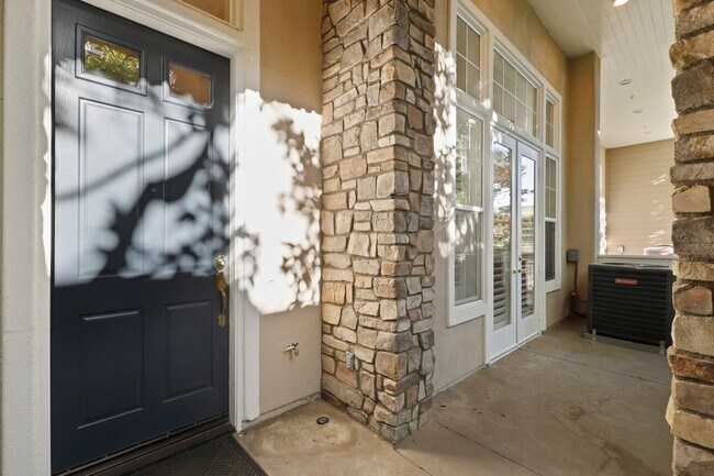 Building Photo - 6240 Seabourne Dr
