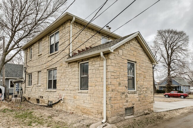 Building Photo - 817 Plum St