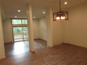 Building Photo - 201 Vanderpool Ln