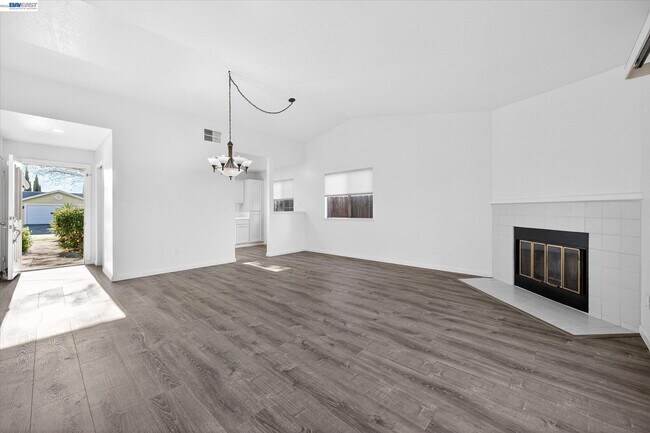 Foto del edificio - 2032 Newport Dr