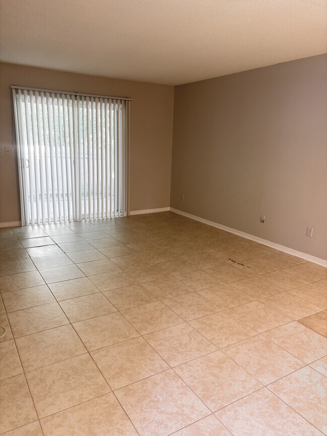 Foto del edificio - 8180 Stonebrook Dr