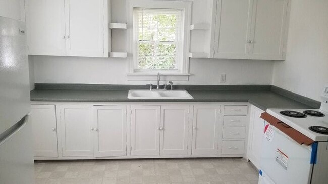 Building Photo - Spacious 1BR/1BA Garage Apartment Availabl...
