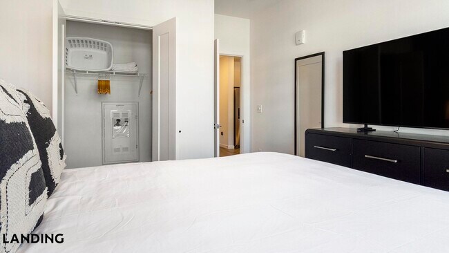 Building Photo - 185 Polaris Pointe