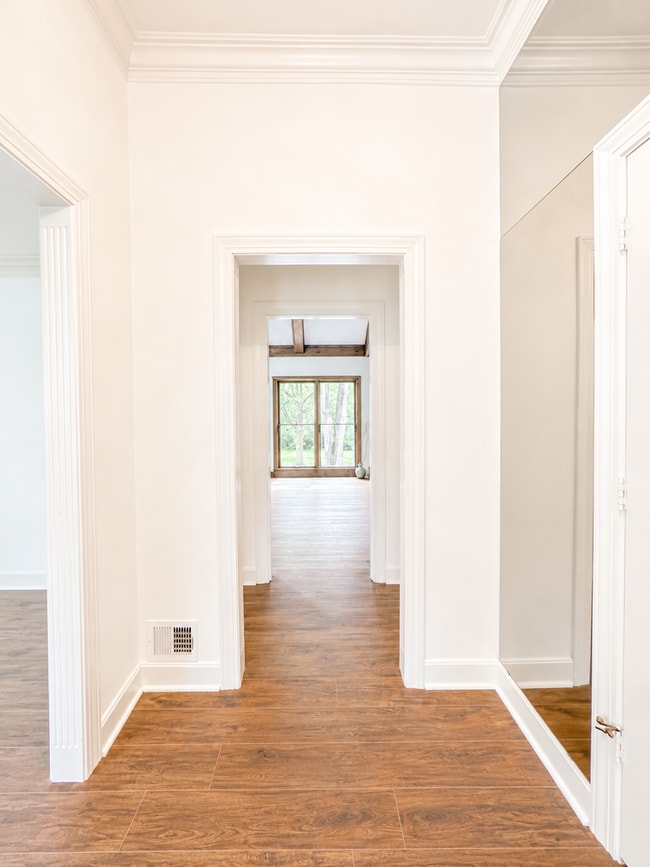Photo - Spacious Walkout in Desirable Location! House