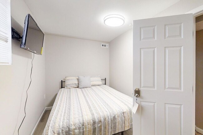 Foto del edificio - 1447 Akridge St NW