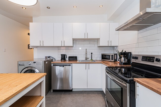 Building Photo - 4008 Rue Hochelaga