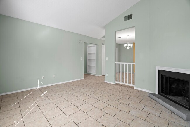 Building Photo - 2231 Woodridge Ln