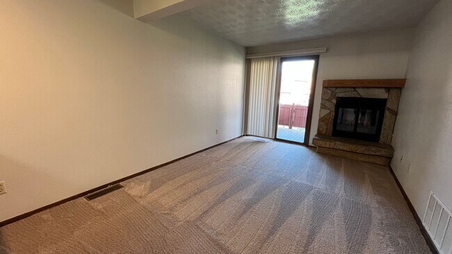 Foto del edificio - 1 Bedroom Condo in Independence Park w/Garage and Washer/Dryer! Call Today!