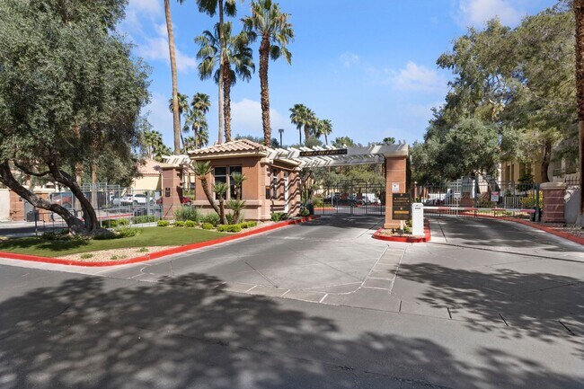 Building Photo - Luxurious 1-Bedroom Condo Just Steps from ...