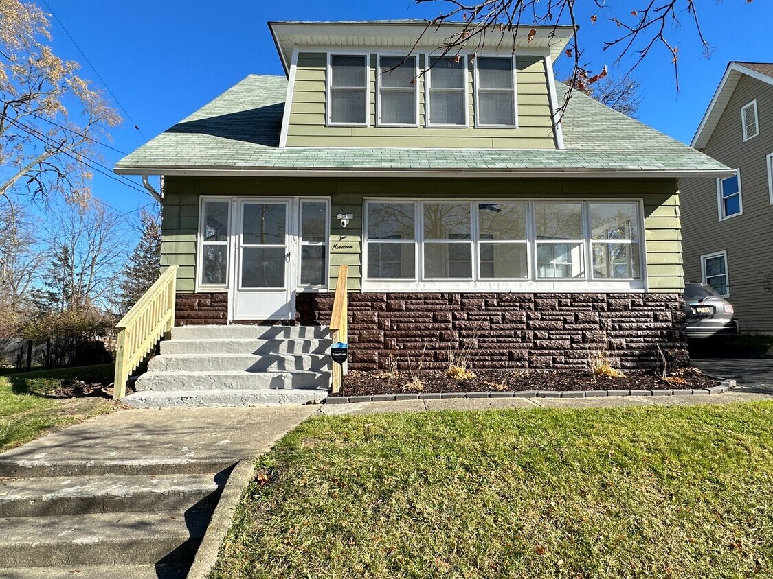 Foto principal - Large Remodeled Modish Home