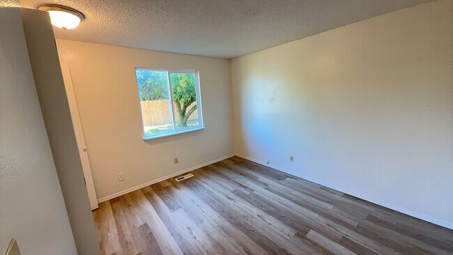 Foto del edificio - 4 Bed 2 Bath House on large Lot w/Fenced Backyard - Pets Possible