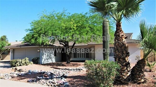 Building Photo - 1722 E La Jolla Dr