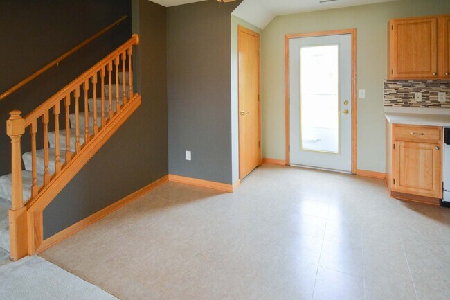 Foto del edificio - Hard to find end unit townhome with 2 car garage!