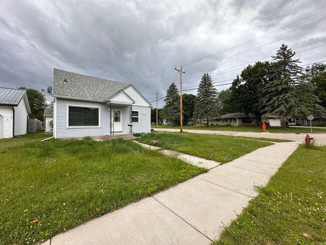 Building Photo - Recently Renovated Single Family Home Avai...