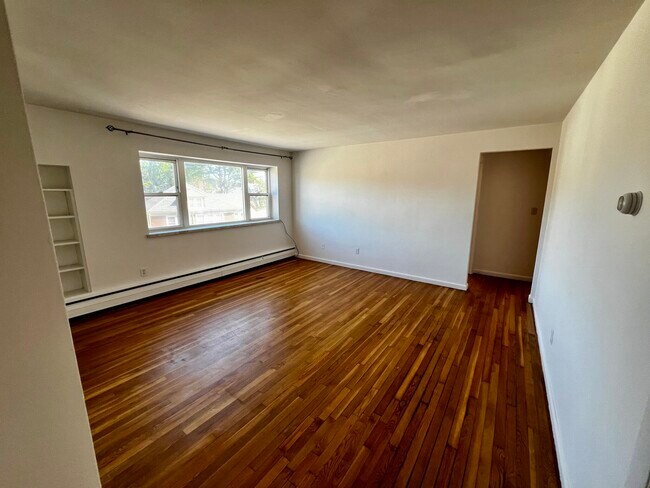 Building Photo - 671 River St