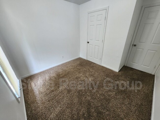 Building Photo - 2329 E Glenview Dr