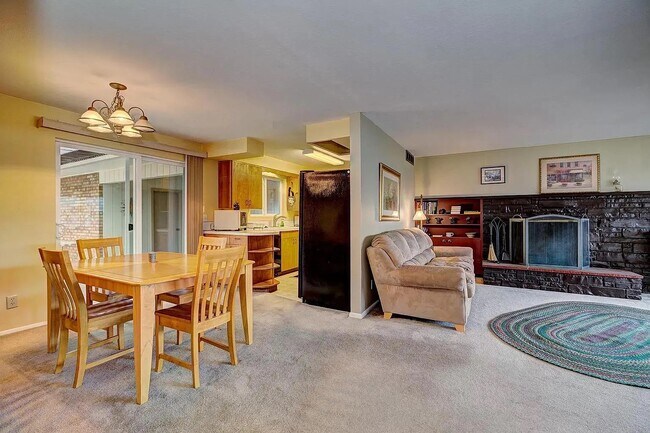 Foto del edificio - 3411 W Hillcrest Dr