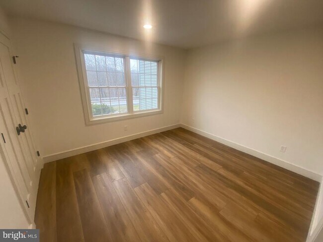 Building Photo - 1087 Mt Tom Rd