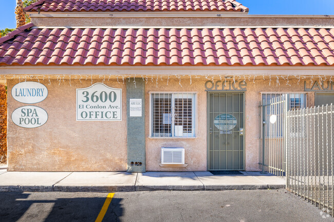 Entrada a la oficina de arrendamiento, junto a la puerta de acceso. - Sahara View Apartments