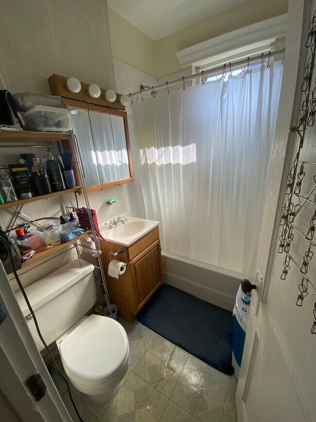 Building Photo - 352 Riverway