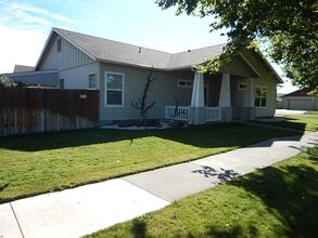 Building Photo - 715 NE Fieldstone Ct