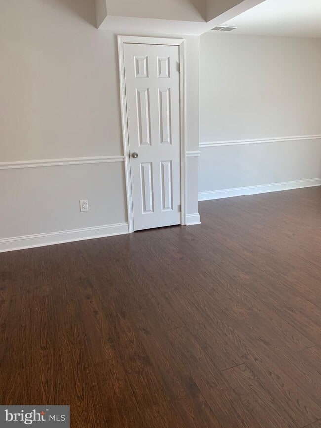 Building Photo - 172 Leeds Ct W