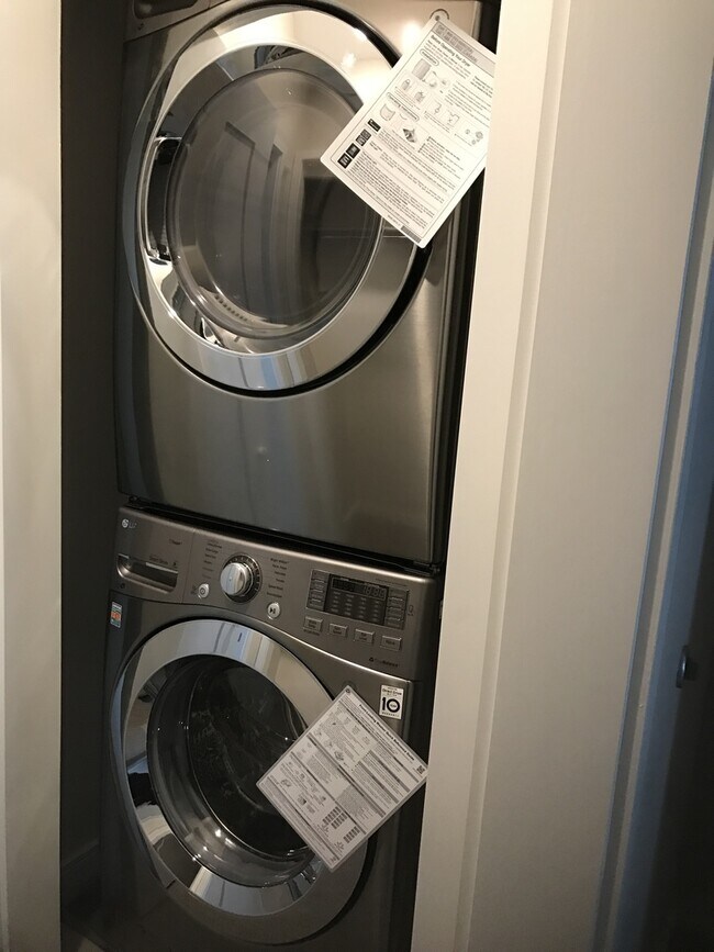 Building Photo - Gorgeous 1 Bedroom In Portland's West End