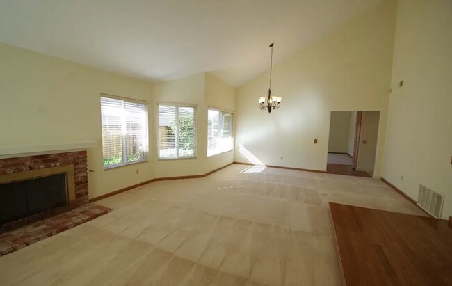 Building Photo - Cozy Home with Fireplace and Private Backyard