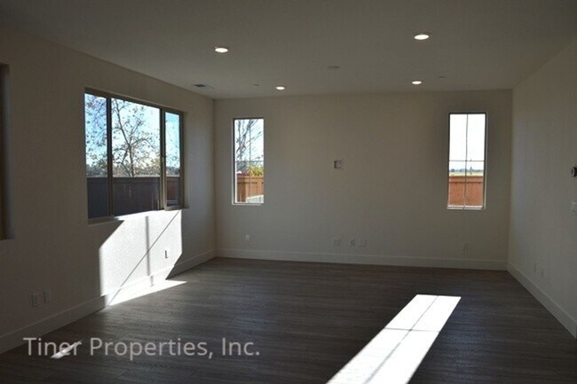 Building Photo - New Solar Powered Lennar Home