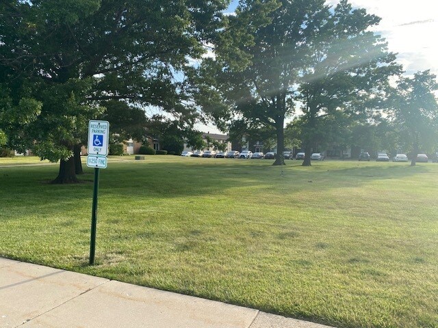 Foto del edificio - 8880 Golf Rd