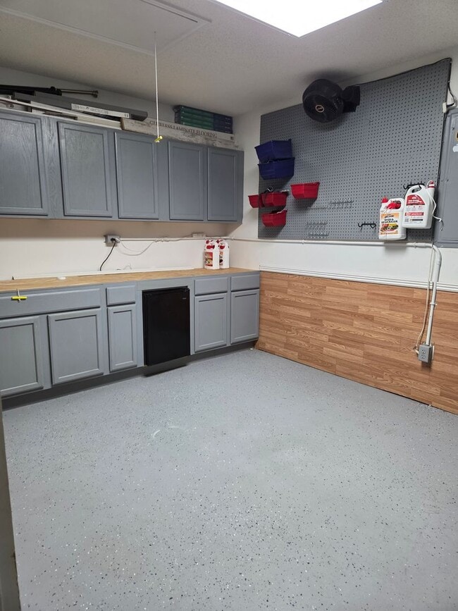 Building Photo - 3 Bedroom 2 bath fenced back yard in a quiet neighborhood!!