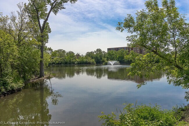 Foto del edificio - 6008 E Lake Dr