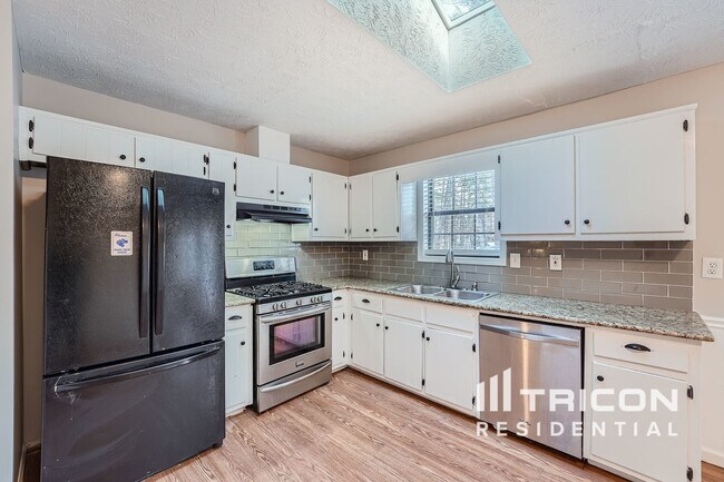 Foto del edificio - 438 Russell Rd