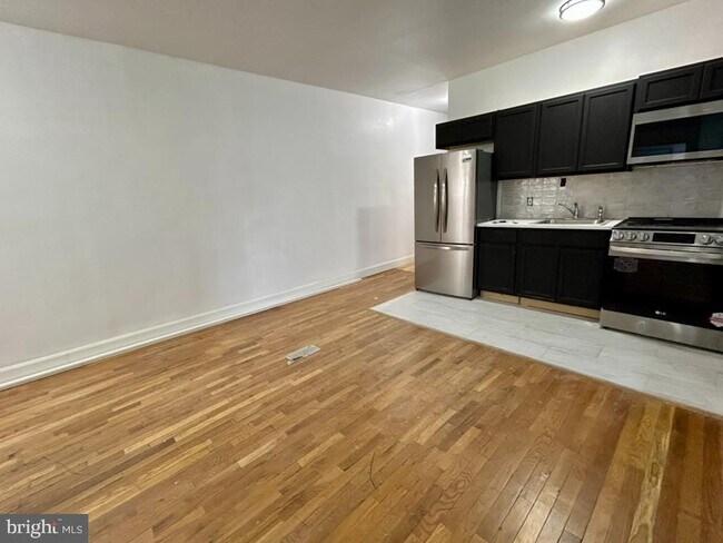 Foto del edificio - 2823 W Girard Ave