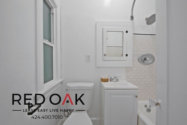 Building Photo - ~1 Month FREE~ Cozy and Bright Top Floor S...