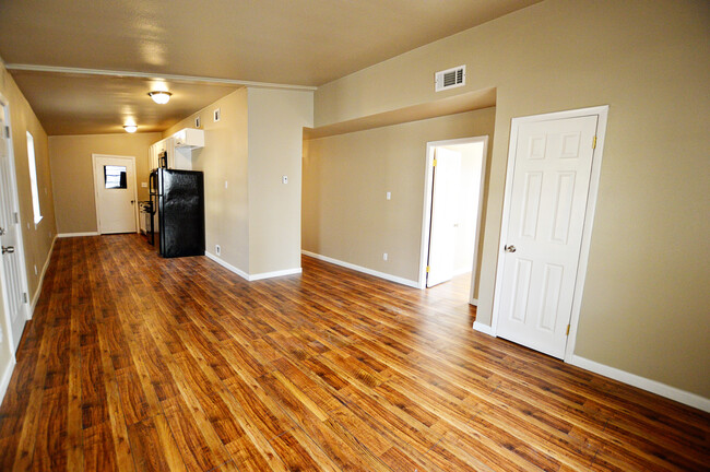 Building Photo - 1221 Crest Park Dr