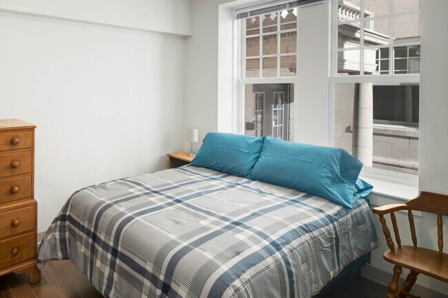 Ventanas grandes - Courtland Arms Apartments
